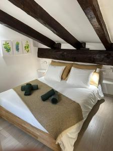 1 dormitorio con 1 cama grande con sábanas y almohadas blancas en Casa Cullerer, en Amposta