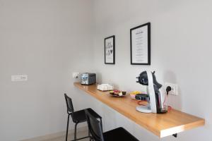 Un mostrador en una habitación con una cafetera. en Dimora Musco Bed & Breakfast, en Castel Campagnano
