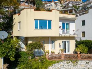 una casa al lado de una montaña en Villa Giannina B&B en Taormina