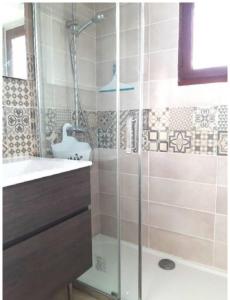y baño con ducha y lavamanos. en Maison T2 Terrasse Mezzanine, en Le Grau d'Agde