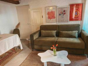 uma sala de estar com um sofá e uma mesa em Maisonnette 2 pièces en Provence em La Garde-Freinet