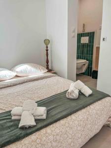 um quarto com uma cama com toalhas em Maisonnette 2 pièces en Provence em La Garde-Freinet