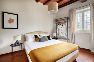 ein Schlafzimmer mit einem großen Bett und einer gelben Decke in der Unterkunft Agriturismo Borgo Scaffaia in San Piero a Sieve