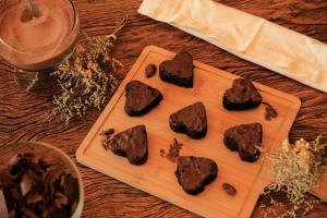 a wooden cutting board with brownies on a table at Hotel Habitare in Nova Friburgo