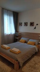 um quarto com uma cama com duas toalhas em Mini Midlake codice cipat 022229-AT-410061 em Mezzolago