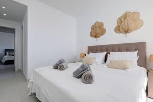 A bed or beds in a room at 2 Bed Apartment at Estepona Hills with great Sea Views! Még 37 kép