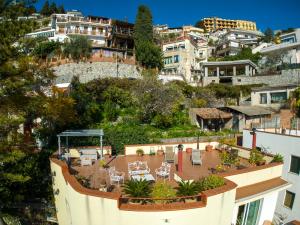 vistas a un edificio con patio en una colina en Villa Giannina B&B en Taormina