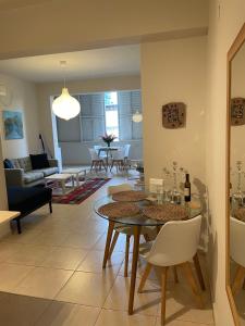 comedor y sala de estar con mesa y sillas en charming tlv two bedroom, en Tel Aviv