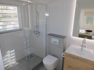 W łazience znajduje się prysznic, toaleta i umywalka. w obiekcie Kaya Venus Bonaire w mieście Kralendijk