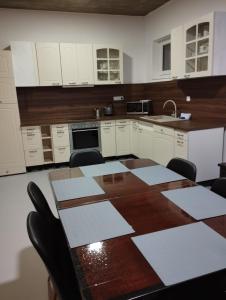 Kuchyňa alebo kuchynka v ubytovaní Apartmány Svatá
