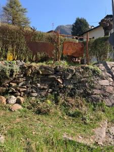 un muro di pietra con un cavallo e una panca di La Mansarda di Casa Vacanze La Vite a Bordogna