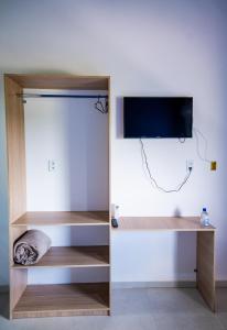 TV a/nebo společenská místnost v ubytování Flats 2 Locação Penedo RJ