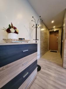 uma casa de banho com uma grande cómoda azul e uma cabina de duche ao nível do chão em Aurimas Apartments em Raseiniai