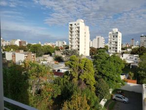 uitzicht op een stad met hoge witte gebouwen bij Apartamento Hygge 42 in La Plata