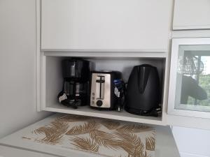 um armário com comodidades para preparar café em Apartamento Hygge 42 em La Plata