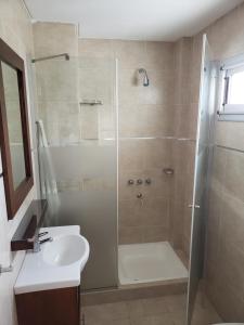 La salle de bains est pourvue d'une douche et d'un lavabo. dans l'établissement Apartamento Hygge 42, à La Plata