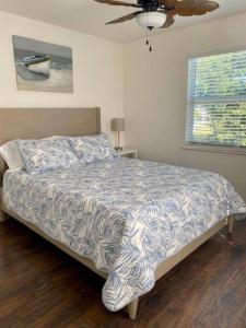 Bett in einem Schlafzimmer mit Deckenventilator in der Unterkunft Kokomo- Canal front 2b/1bath home in Big Pine Key