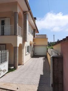 un vicolo tra due edifici con garage di Casa ideal para grupos ou casais a Espargo