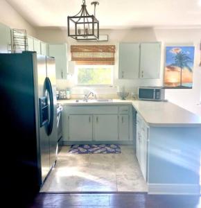 eine Küche mit Kühlschrank und Spüle in der Unterkunft Kokomo- Canal front 2b/1bath home in Big Pine Key