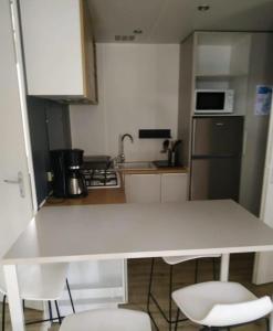 Kuchyňa alebo kuchynka v ubytovaní Charmant mobilhome camping Les Sables d'Or 4 étoiles