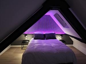 Een bed of bedden in een kamer bij The Nest. duplex jacuzzi hyper centre de Senlis