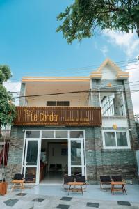budynek z ławkami przed nim w obiekcie Le Condor 's House & Coffee w mieście Con Dao