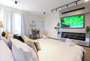 סוויטות Peak - סוויטות מדהימות עם בריכה במתחם في Sifsufa: غرفة معيشة مع تلفزيون بشاشة مسطحة كبيرة