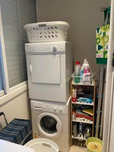 lavadora y secadora en una pequeña lavandería en charming tlv two bedroom, en Tel Aviv