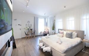 Galeriebild der Unterkunft סוויטות Peak - סוויטות מדהימות עם בריכה במתחם in Sifsufa