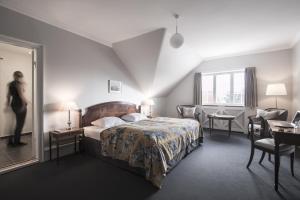 Postel nebo postele na pokoji v ubytování Hotel Fredensborg Store Kro