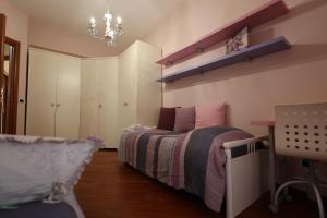 1 dormitorio con cama y escritorio. en Casa Diocleziano en Nápoles