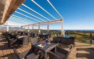 un restaurante con mesas y sillas en una terraza en Modern Calanova Sea Golf apartment, en La Cala de Mijas