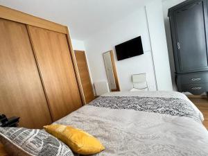 Un dormitorio con una cama grande y una cómoda. en Elcano Bermeo By Urdaibai Rentals, en Bermeo