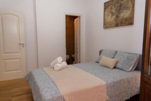 Un dormitorio con una cama con una toalla. en Suite Alhambra Puerta Bib-Rambla, en Granada