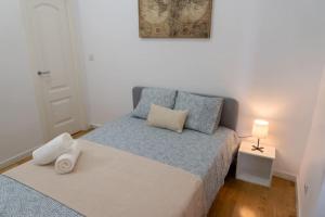 グラナダにあるSuite Alhambra Puerta Bib-Ramblaの小さなベッドルーム(ベッド1台、ランプ付)