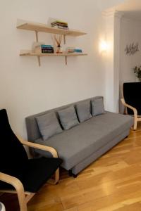 un sofá en una sala de estar con 2 sillas en Suite Alhambra Puerta Bib-Rambla, en Granada
