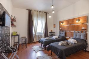 um quarto com duas camas num quarto em Artistic Guest House em Trieste