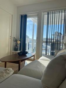 特羅姆瑟的住宿－Leilighet sentralt i Tromsø，客房设有两张床、一张桌子和一扇窗户。