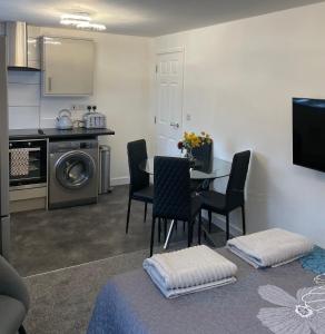 a kitchen and dining room with a table and chairs at Luxury Town Center Studio Stevenage in Stevenage