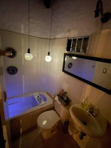 a bathroom with a toilet and a sink and a tub at La jjodita- Cabaña campestre in San Gil