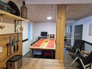 Objevte krásu Beskyd , navštivte chatu Lojza في ستاريه هامري: غرفة طعام مع طاولة وكراسي في غرفة