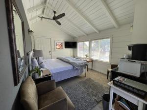 The Midtown Cottage- w/ Private Entrance and Views في سانتا كروز: غرفة نوم بسرير ومروحة سقف