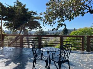 une table et deux chaises assises sur une terrasse dans l'établissement The Midtown Cottage- w/ Private Entrance and Views, à Santa Cruz
