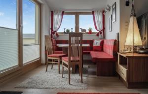 ein Esszimmer mit einem Tisch und einem roten Sofa in der Unterkunft Naviser Hütte in Navis