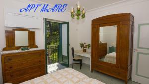 um quarto com uma cama, uma secretária e um espelho em Casa Annunziata em Ravello