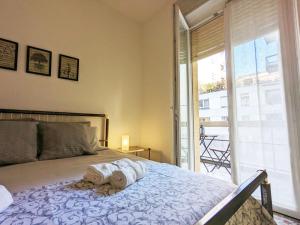 um quarto com uma cama com toalhas em Verona Holidays DOC em Verona