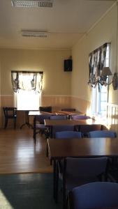 un'aula con tavoli e sedie in una stanza di Tana Vertshus a Bånjakas