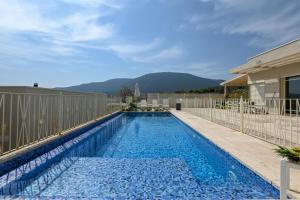 a swimming pool in the backyard of a house at סוויטות Peak - סוויטות מדהימות עם בריכה במתחם in Sifsufa