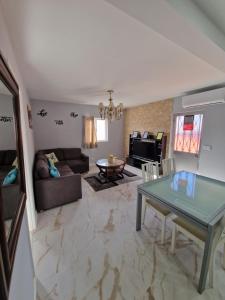 ein Wohnzimmer mit einem Tisch und einem Sofa in der Unterkunft Daisy's place in Arcos de Valdevez