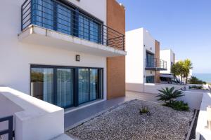 Casa moderna con balcón con vistas al océano en el fondo en Ocean's 8, en Lourinhã